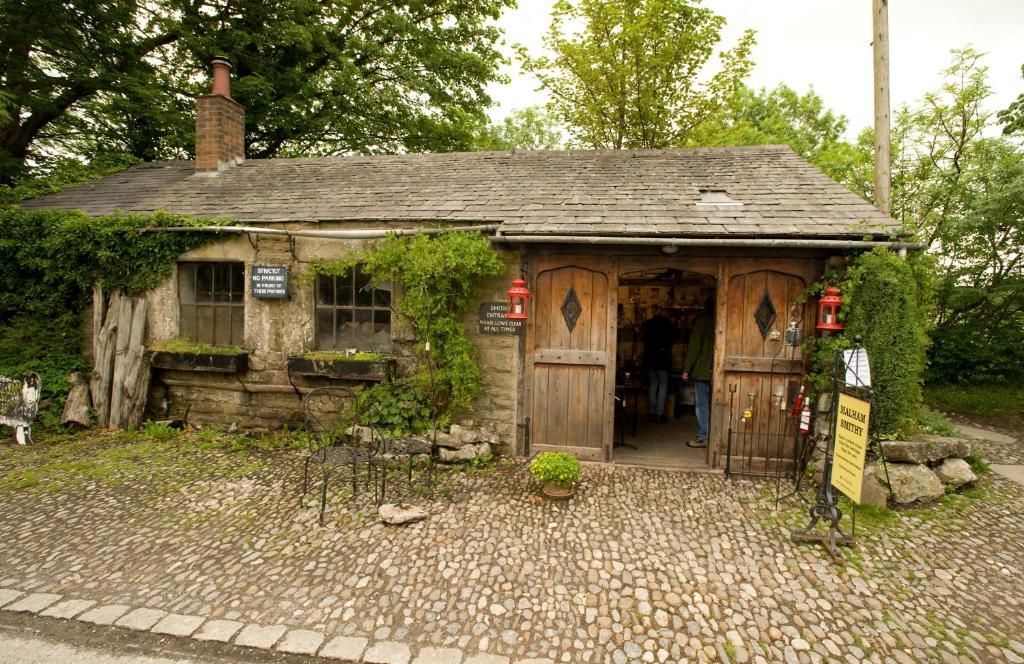 The Buck Inn, Малхам Екстериор снимка